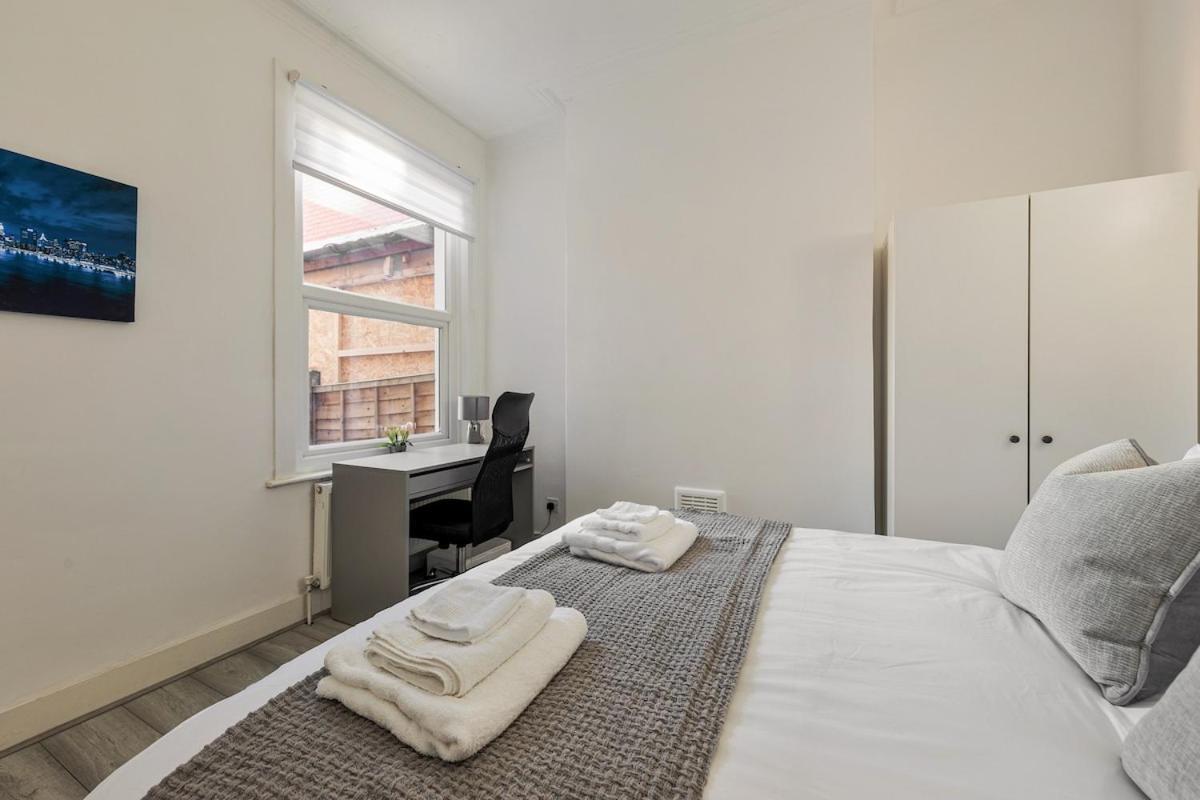 Modern 4 Bedroom House In Woodgreen Apartment