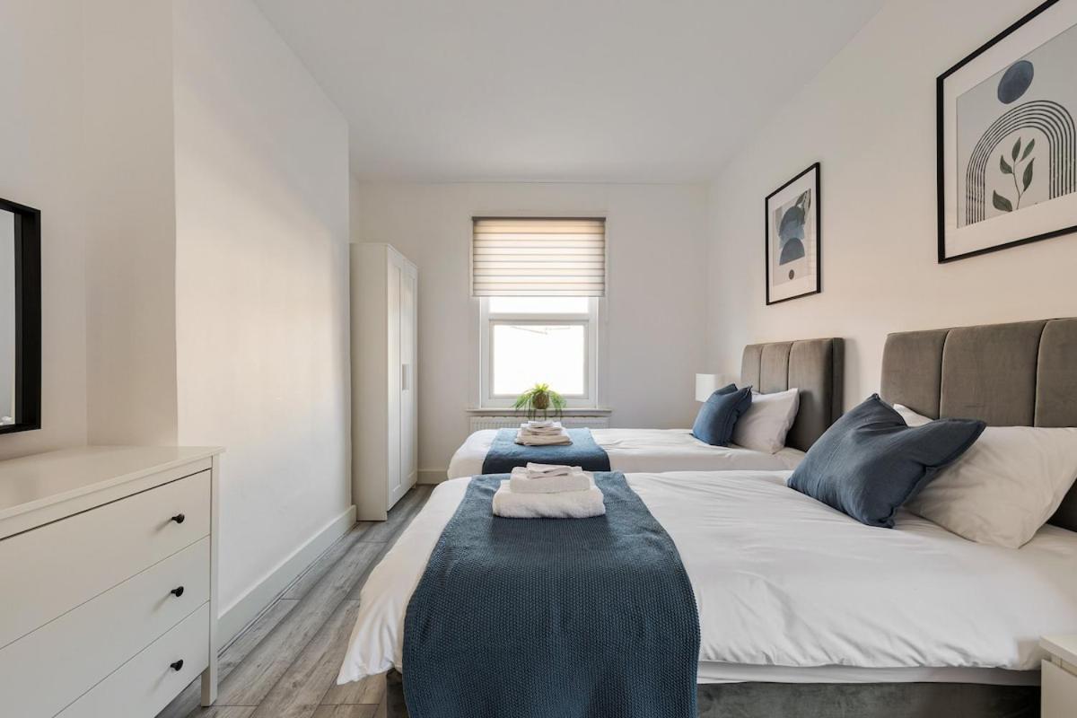 Modern 4 Bedroom House In Woodgreen *