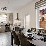 Modern 4 Bedroom House In Woodgreen
