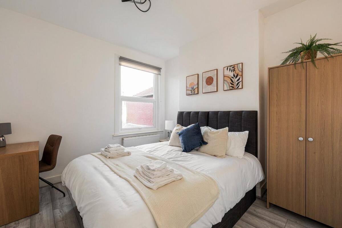 Modern 4 Bedroom House In Woodgreen Londres
