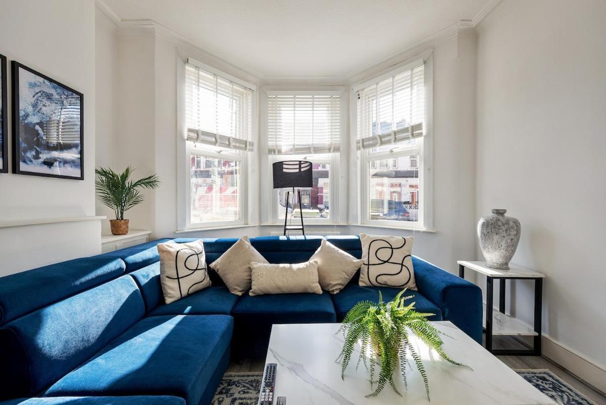 Modern 4 Bedroom House In Woodgreen Appartement *