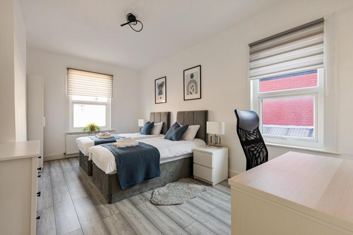 Modern 4 Bedroom House In Woodgreen * Londres