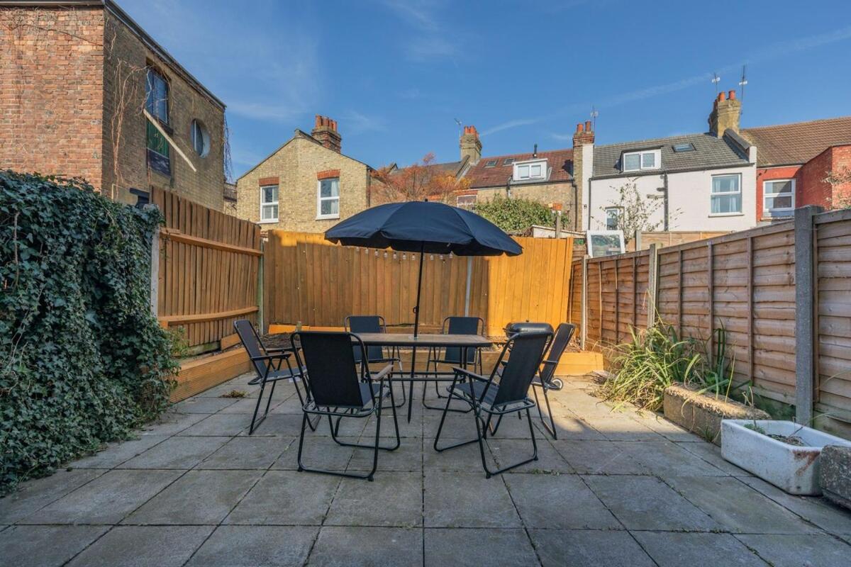 Modern 4 Bedroom House In Woodgreen Appartement
