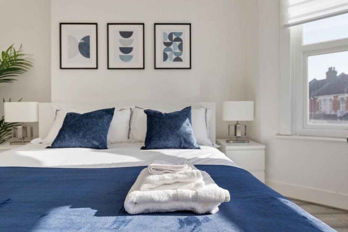 Modern 4 Bedroom House In Woodgreen Appartement *