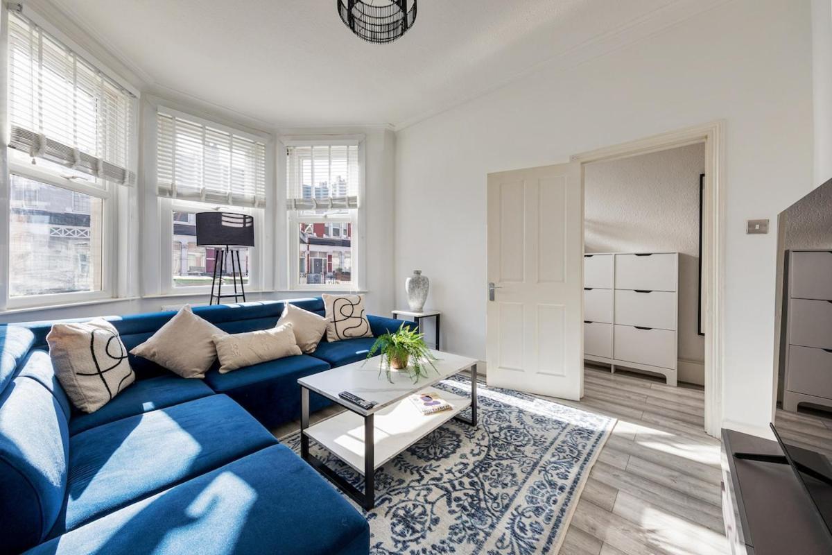 Modern 4 Bedroom House In Woodgreen Londres