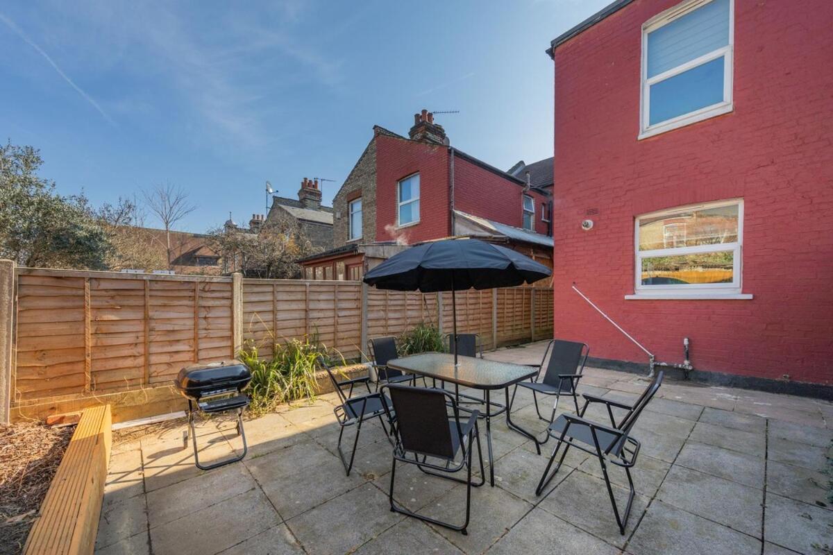 Modern 4 Bedroom House In Woodgreen * Londres