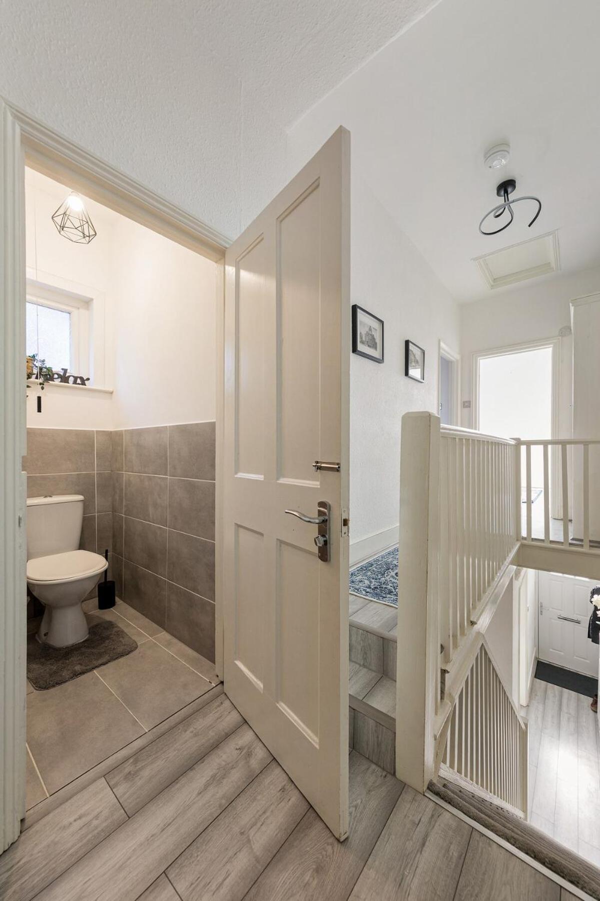 Modern 4 Bedroom House In Woodgreen