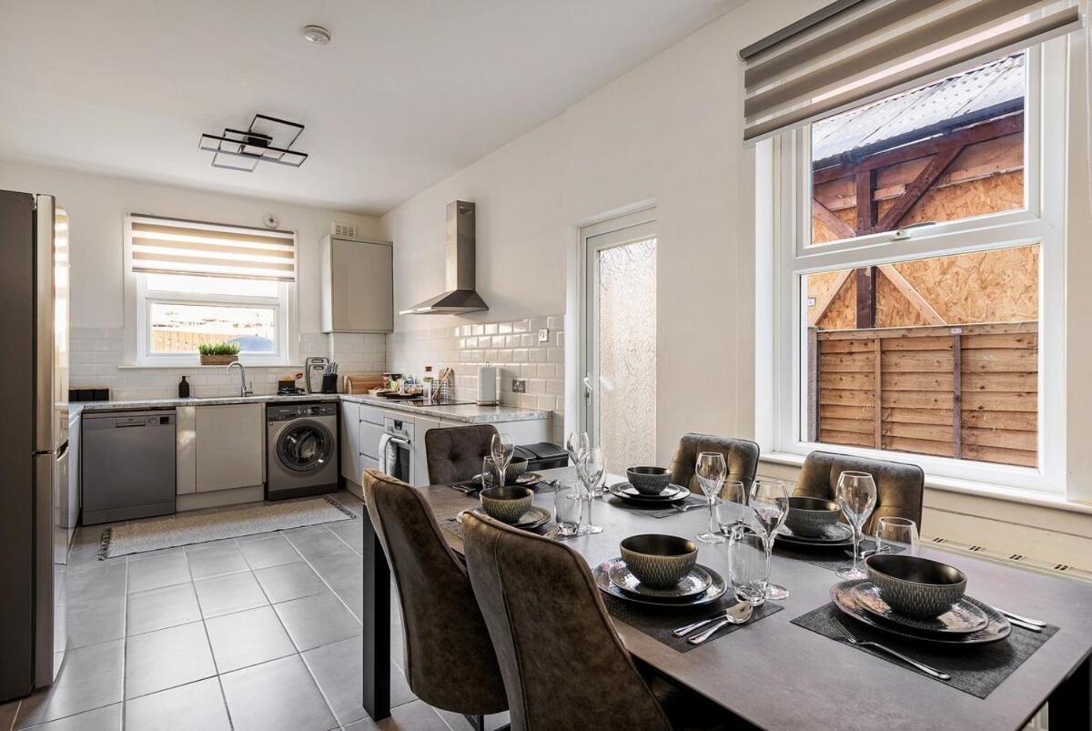 Modern 4 Bedroom House In Woodgreen Appartement