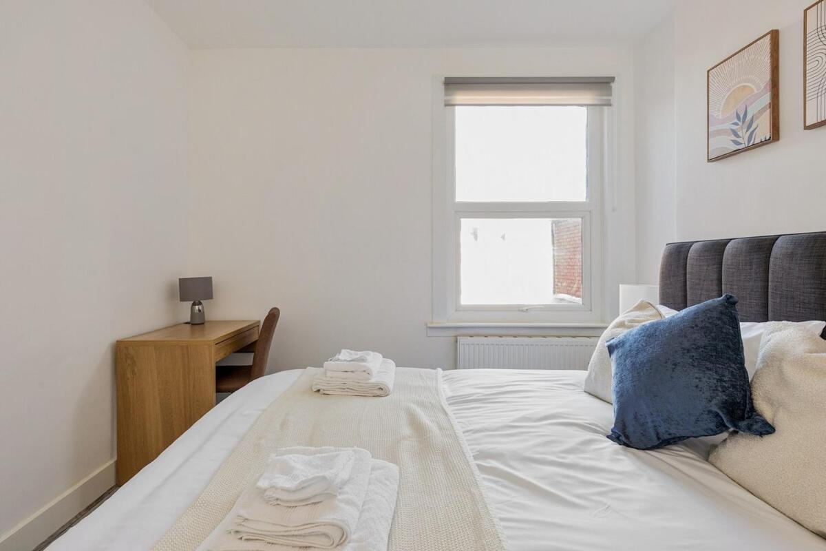 Modern 4 Bedroom House In Woodgreen Appartement *