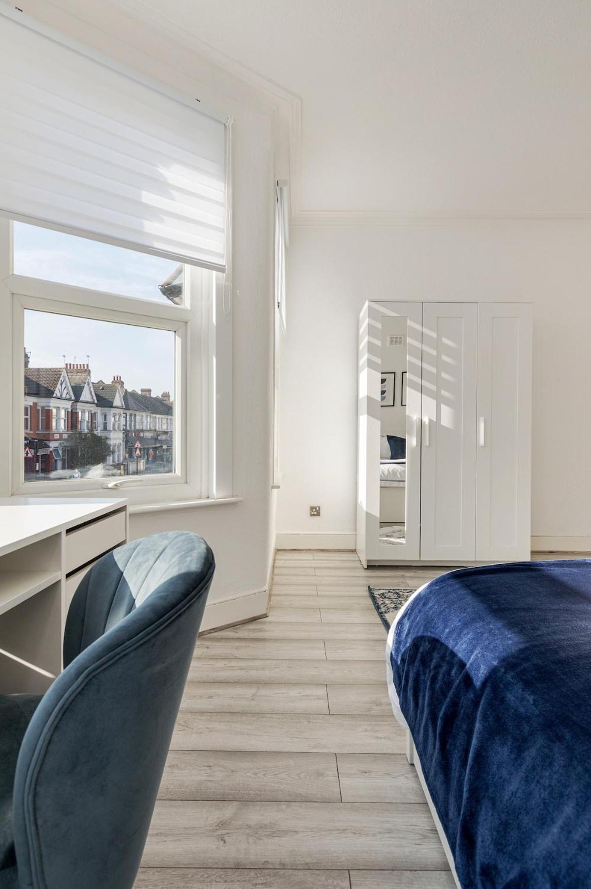 Modern 4 Bedroom House In Woodgreen Londres