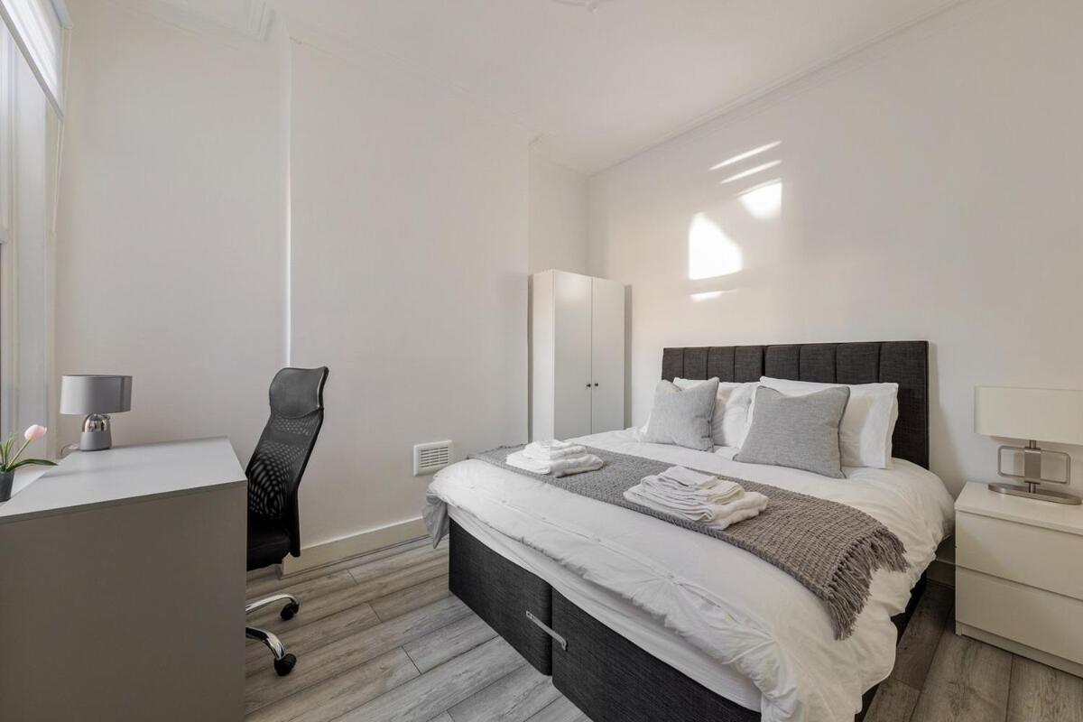 Modern 4 Bedroom House In Woodgreen * Londres
