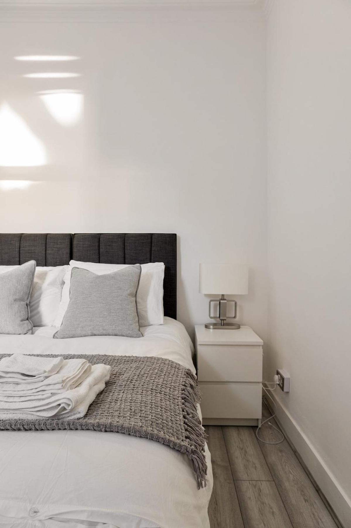 Modern 4 Bedroom House In Woodgreen Appartement