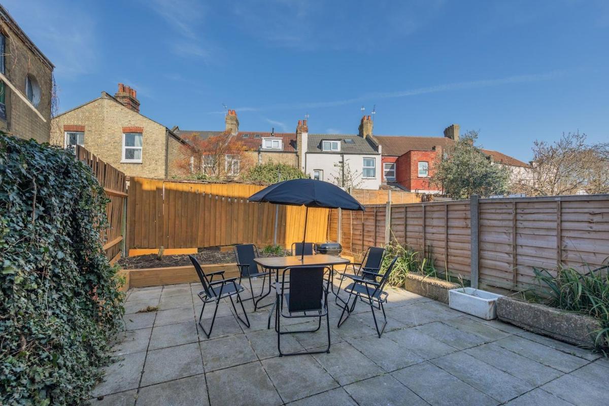 Modern 4 Bedroom House In Woodgreen Appartement Londres