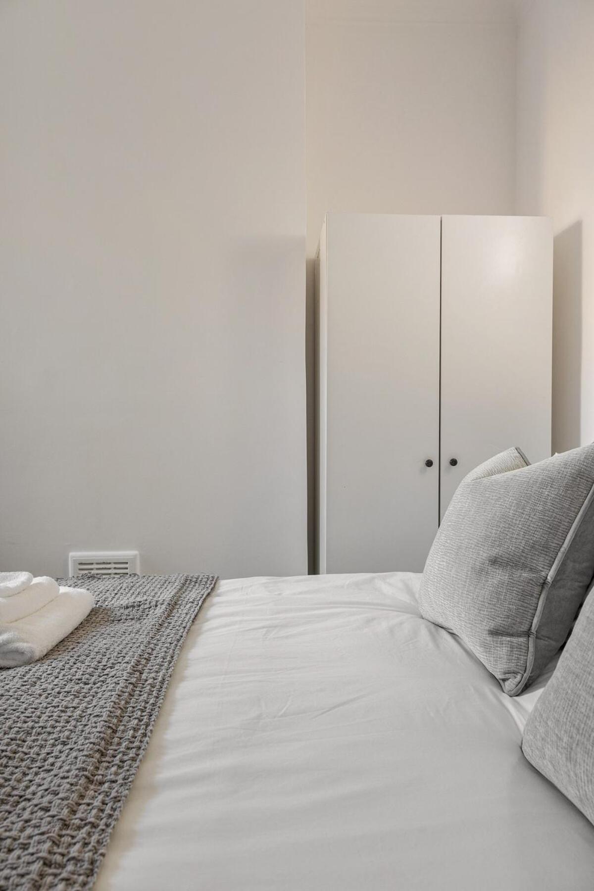 Modern 4 Bedroom House In Woodgreen Londres