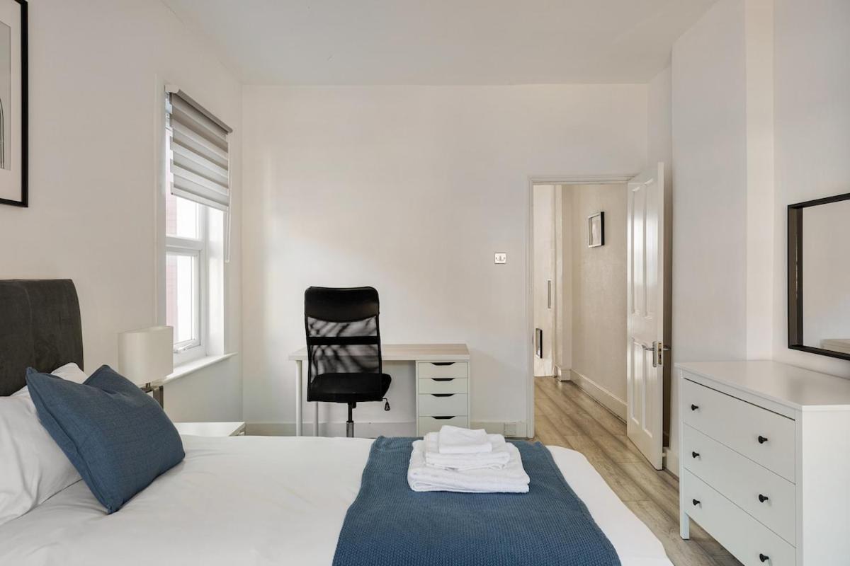 Modern 4 Bedroom House In Woodgreen * Londres