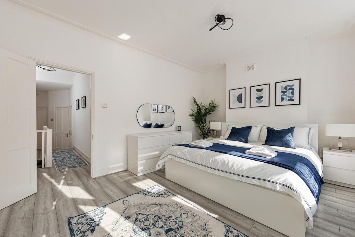 Modern 4 Bedroom House In Woodgreen Appartement